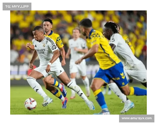 里尔小将姆巴佩弟弟获全场最佳,与哥哥视频通话分享喜悦。 里尔小将姆巴佩弟弟获全场最佳,与哥哥视频通话分享喜悦。