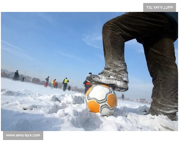 雪地足球赛球员滑倒瞬间,技术应变成看点 雪地足球赛球员滑倒瞬间,技术应变成看点